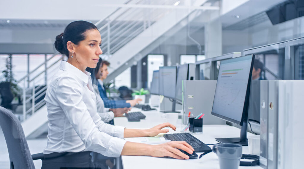 Gros plan sur une main positionnée sur une souris d'ordinateur classique montrant l'angle du poignet